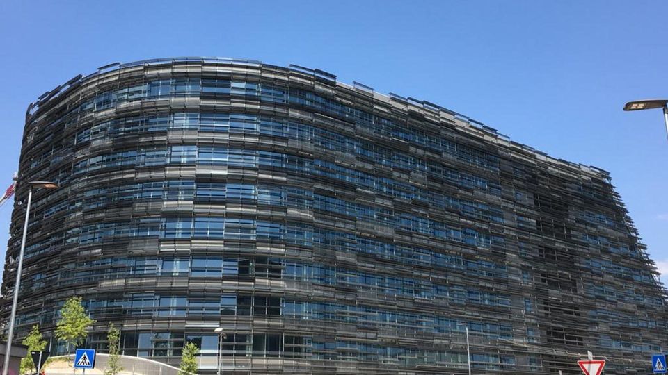 SAN DONATO Cresce il nuovo centro Eni, ma è un rebus la realizzazione dei nuovi parcheggi SAN DONATO Cresce il nuovo centro Eni, ma è un rebus la realizzazione dei nuovi parcheggi