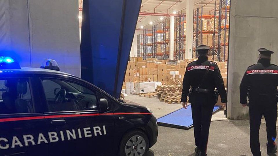 Tribiano, commando sparge chiodi e ruba scarpe di marca per 20mila euro Tribiano, commando sparge chiodi e ruba scarpe di marca per 20mila euro