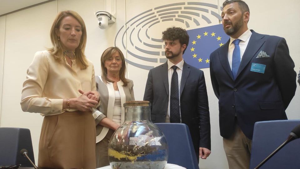 UCRAINA La presidente Metsola ritira la terra insanguinata di Bucha UCRAINA La presidente Metsola ritira la terra insanguinata di Bucha