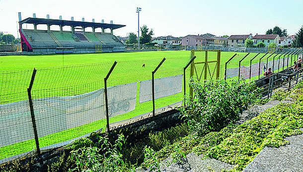 SANT’ANGELO Gli ultras barasini puliscono il “Chiesa”: «Nella vita basta un po’ di buona volontà»