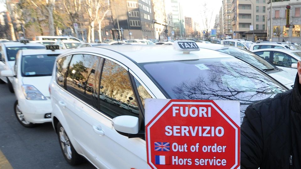 Sciopero dei taxi, anche Lodi ha partecipato alla protesta nazionale: «Ma qui il problema sono gli abusivi» Sciopero dei taxi, anche Lodi ha partecipato alla protesta nazionale: «Ma qui il problema sono gli abusivi»