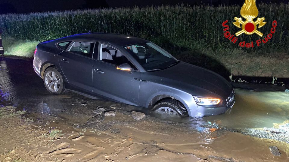 Lodi, cede la strada per una perdita d’acqua e un’auto resta bloccata nella voragine Lodi, cede la strada per una perdita d’acqua e un’auto resta bloccata nella voragine