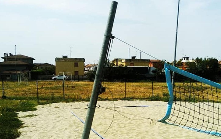 Castiglione, il campo sportivo danneggiato dai vandali