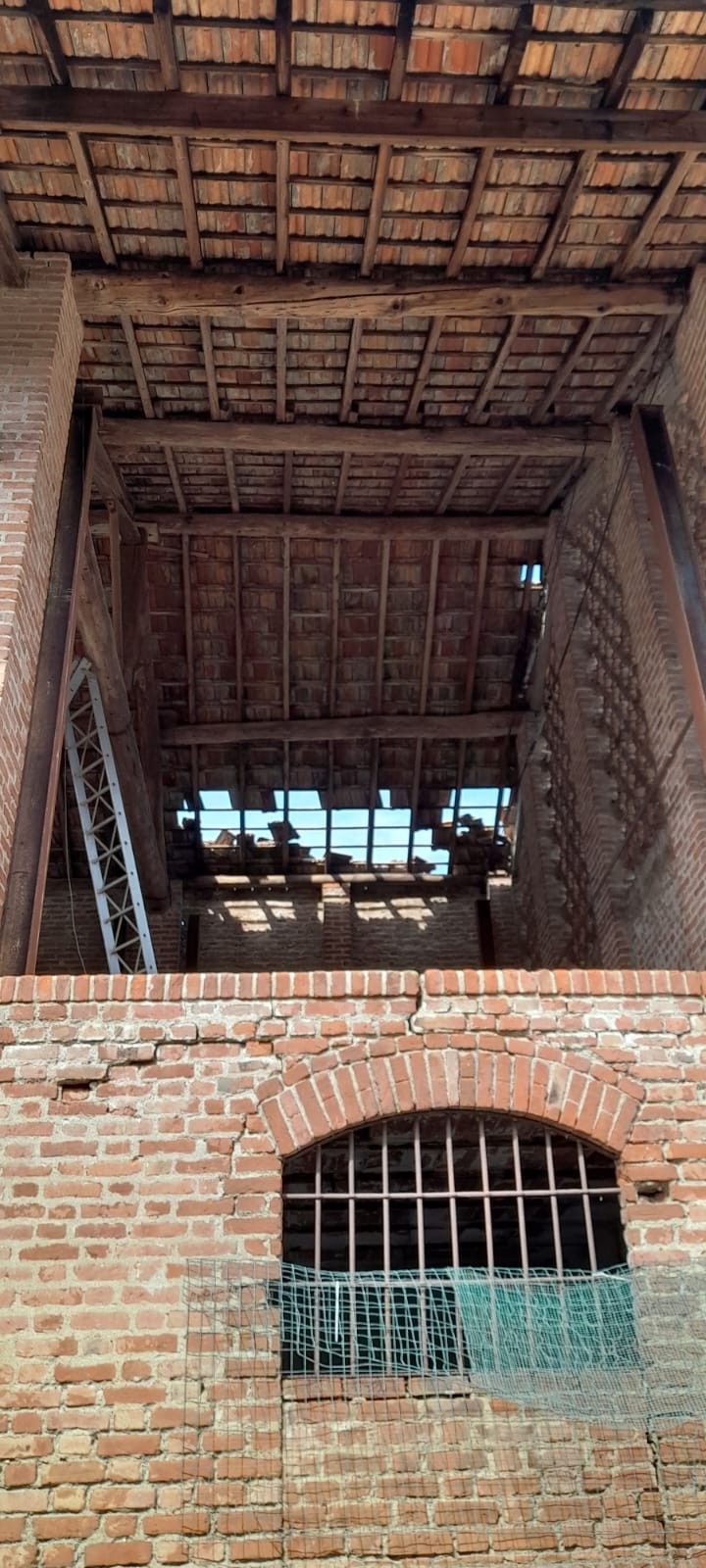 Il tetto di una cascina scoperchiato a Pieve Fissiraga