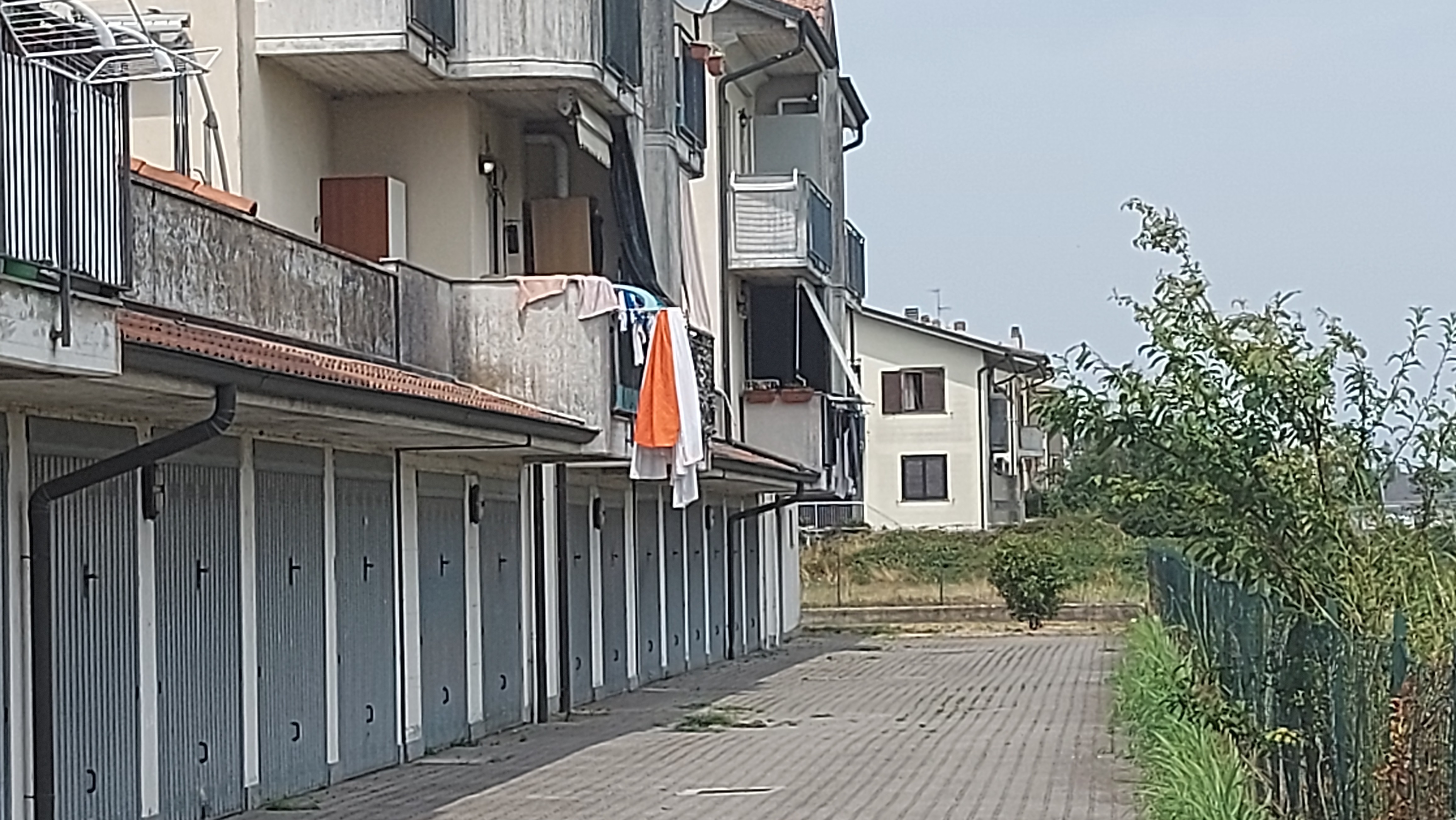 Il balcone da cui si è lanciato il 25enne sospettato