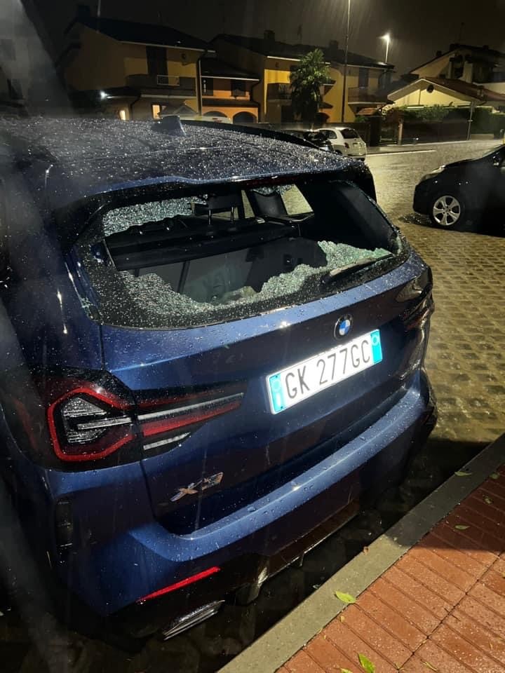 Una Bmw con il lunotto sfondato dalla tempesta