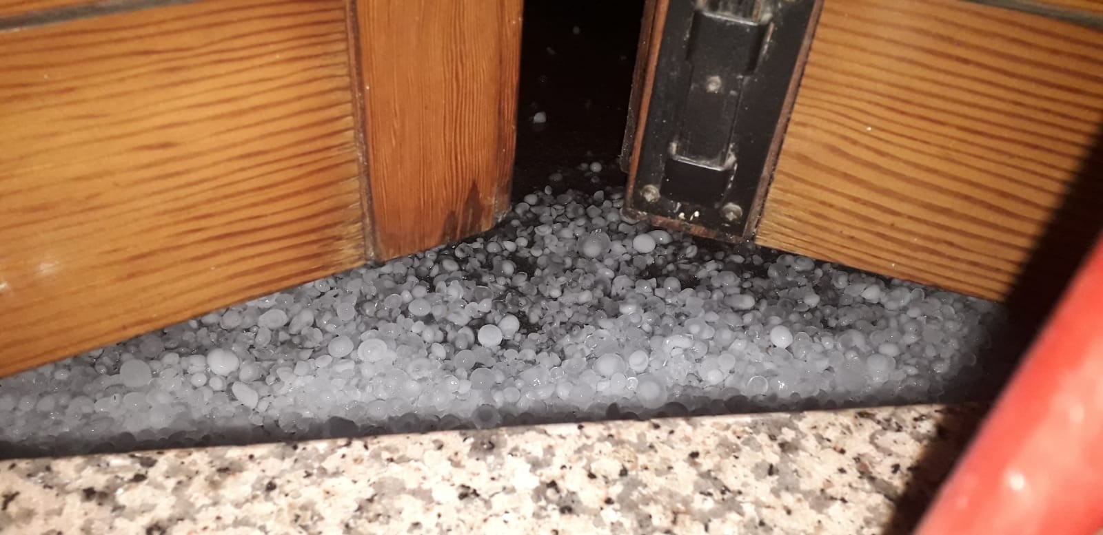 La grandine alla porta di un’abitazione