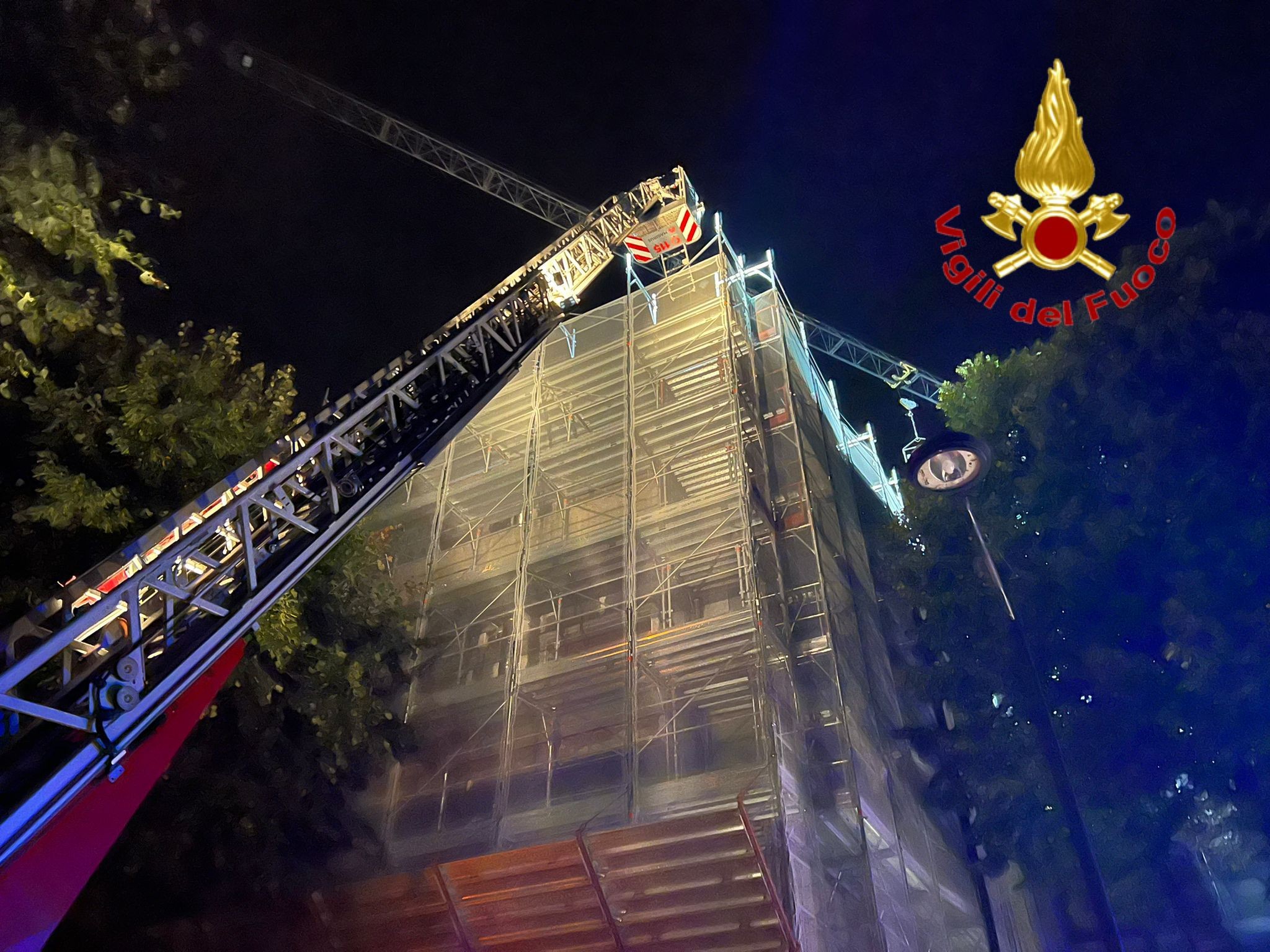 Autoscala al lavoro per mettere in sicurezza un’impalcatura