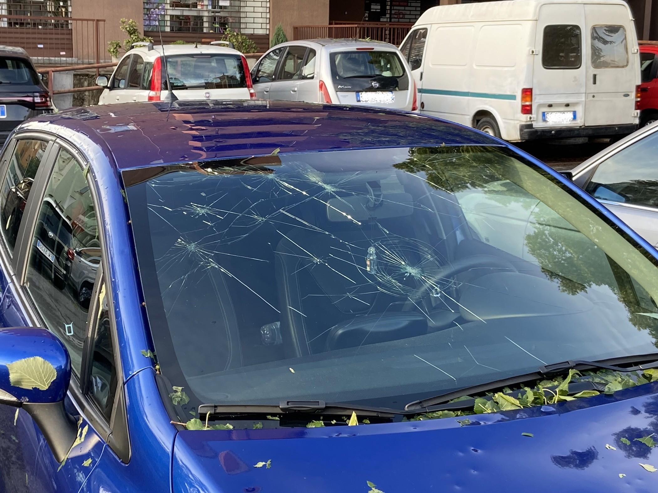 Un’auto devastata dalla grandine