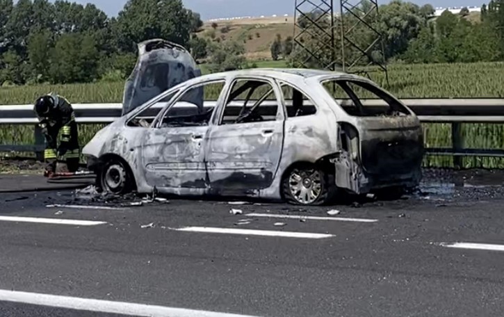 San Zenone, auto in fiamme in A1 VIDEO