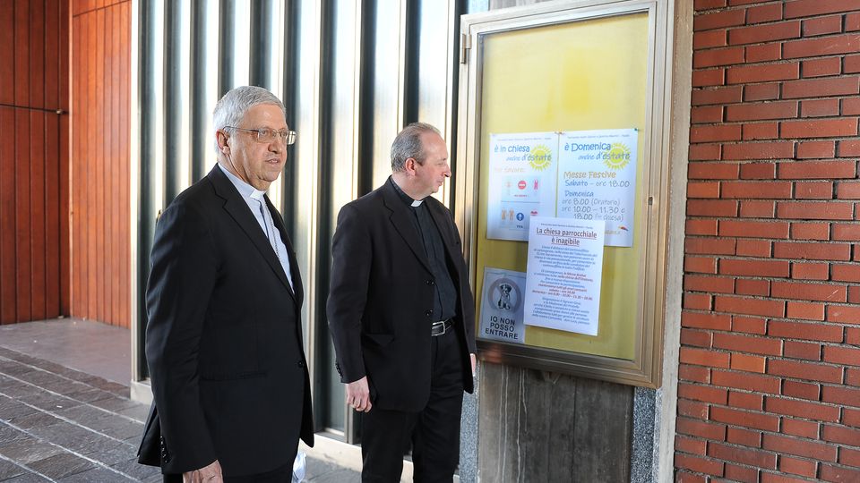 PAULLO Il vescovo nella chiesa parrocchiale colpita dal crollo PAULLO Il vescovo nella chiesa parrocchiale colpita dal crollo