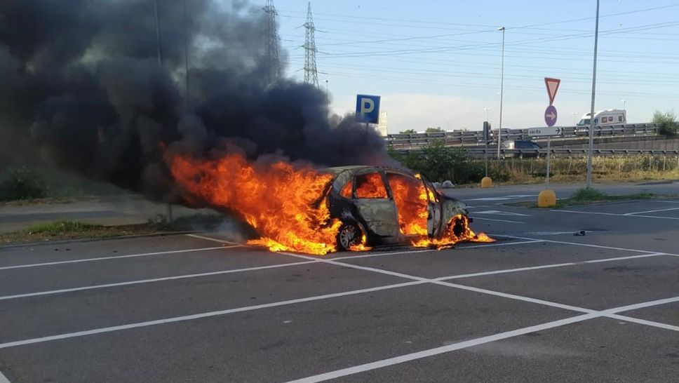 San Giuliano get out of the car before it catches fire: they're saving a family