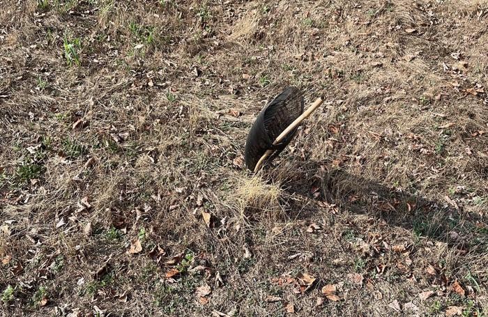 Le reti sono in parte divelte e buttate in giro per il prato, anch’esso secco