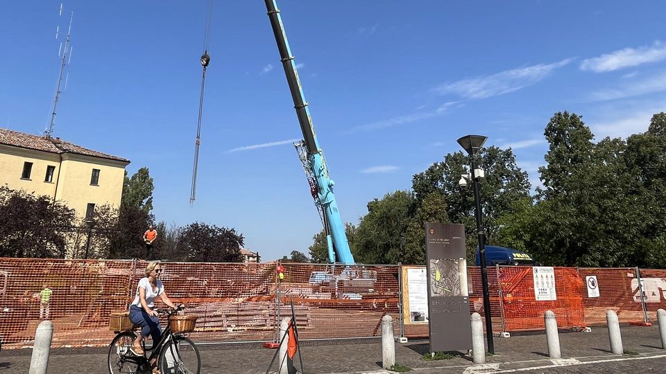 LODI Lavori in corso per la posa della nuova passerella in piazzale Matteotti LODI Lavori in corso per la posa della nuova passerella in piazzale Matteotti