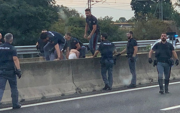 SASSI IN AUTOSTRADA Processato per direttissima, confermato l’arresto del 22enne