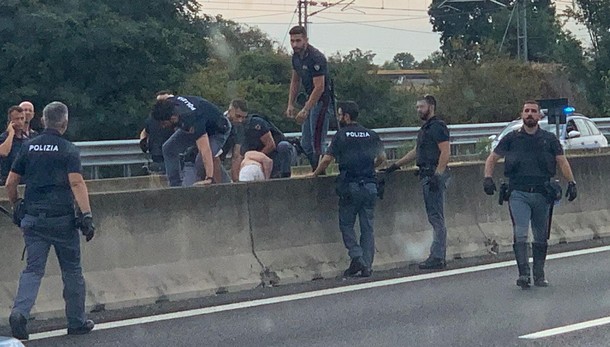 SASSI IN AUTOSTRADA Processato per direttissima, confermato l’arresto del 22enne