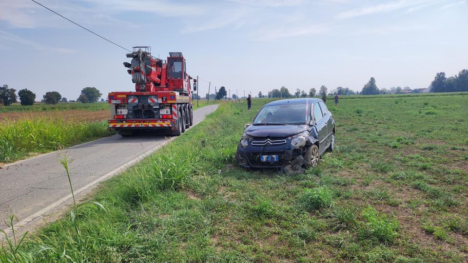 Finisce nel fosso e si schianta contro un palo, paura a Borghetto per una 81enne Finisce nel fosso e si schianta contro un palo, paura a Borghetto per una 81enne