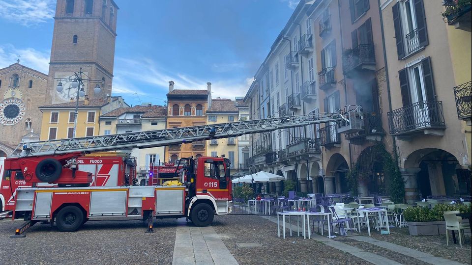LODI Incendio in una pizzeria di piazza della Vittoria VIDEO LODI Incendio in una pizzeria di piazza della Vittoria VIDEO