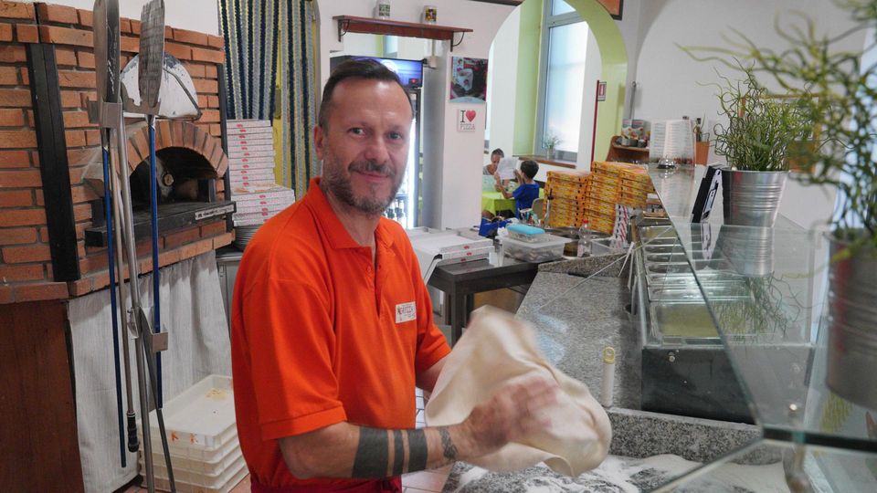 IL REPORTAGE I lodigiani non tradiscono il loro piatto preferito: «Una pizza buona? Non è necessario costi troppo» IL REPORTAGE I lodigiani non tradiscono il loro piatto preferito: «Una pizza buona? Non è necessario costi troppo»