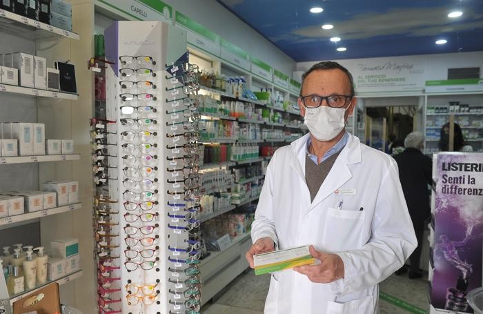 Paolo Riccaboni, come sempre impegnato al lavoro in farmacia, in una foto del marzo 2021 (Ribolini)
