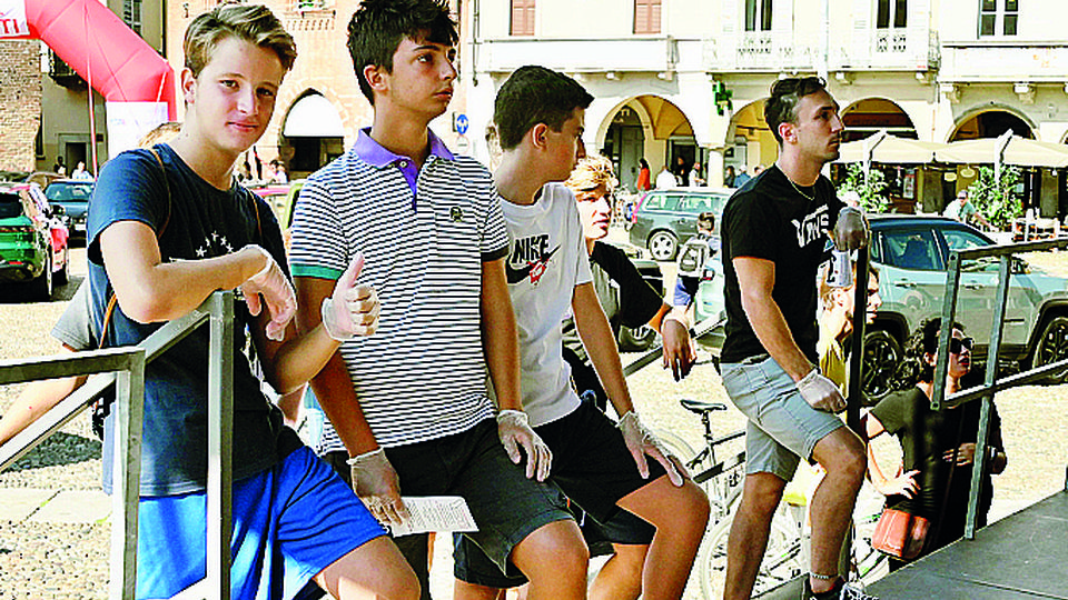 LODI Piloti di Formula 1 per un giorno, sfida in piazza col “simulatore” VIDEO LODI Piloti di Formula 1 per un giorno, sfida in piazza col “simulatore” VIDEO