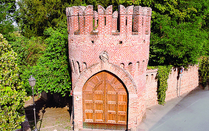 Basta un milione per provare a comprare Castello Trecchi a Maleo
