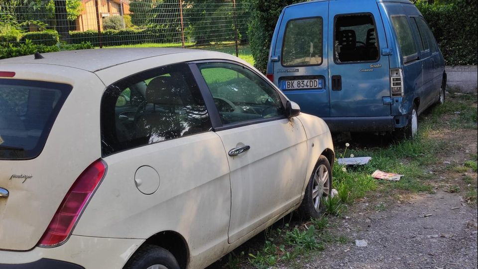 CODOGNO Un “cimitero” delle auto nel cortile delle case Aler CODOGNO Un “cimitero” delle auto nel cortile delle case Aler