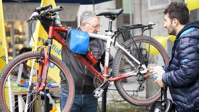 Lodi, la banca diventa un'officina per sistemare le biciclette - Cronaca, Lodi - Vimarsana News