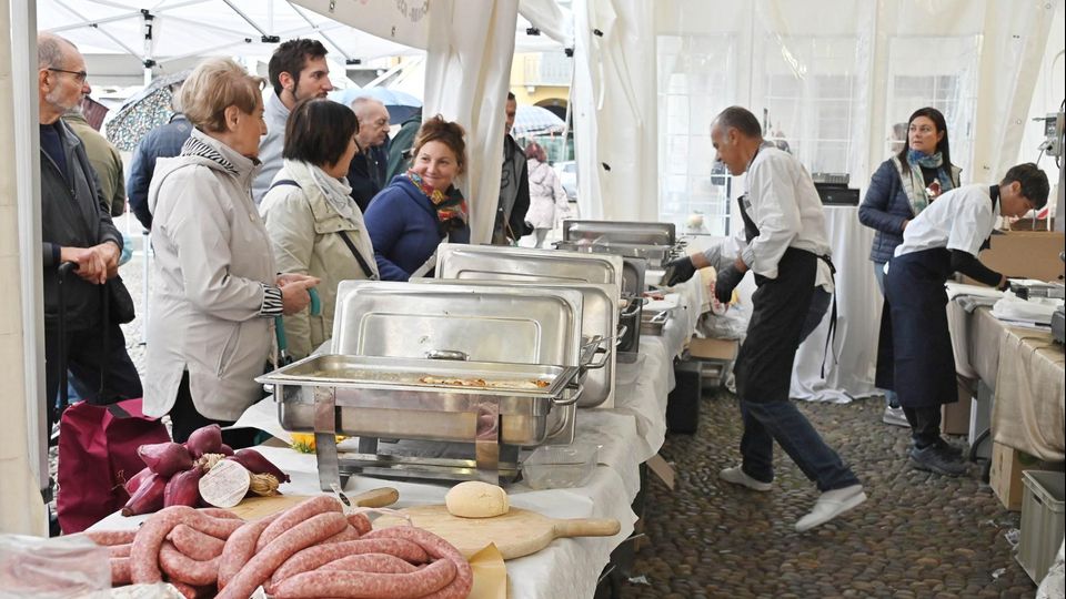 LODI Le Forme del Gusto riempiono piazza Vittoria. Stand, eventi, prodotti tipici e la gara della raspadüra - VIDEO LODI Le Forme del Gusto riempiono piazza Vittoria. Stand, eventi, prodotti tipici e la gara della raspadüra - VIDEO