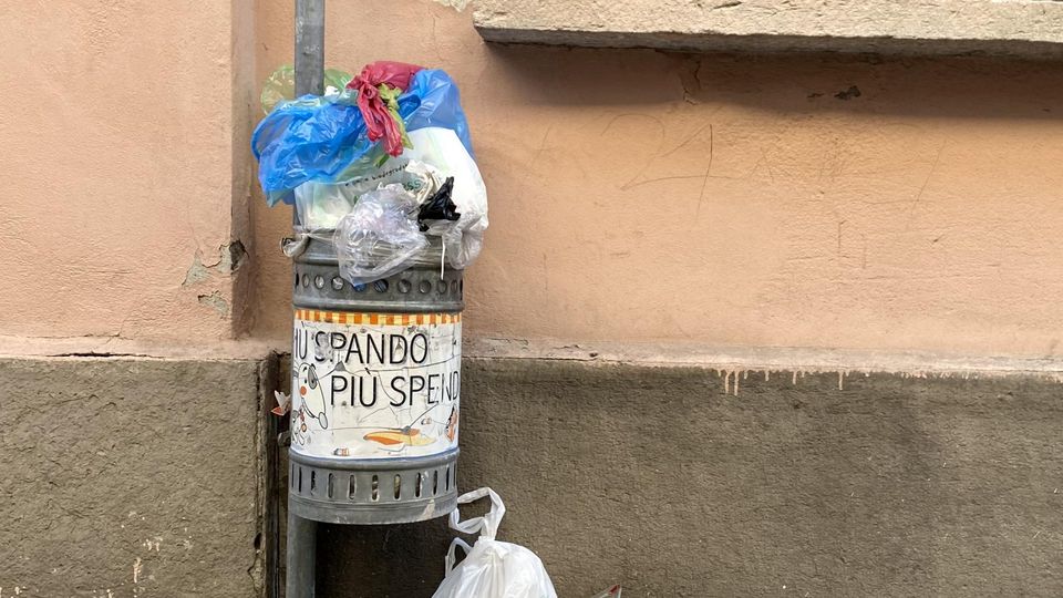 LODI Rifiuti abbandonati nei cestini, confronto tra Comune e Linea LODI Rifiuti abbandonati nei cestini, confronto tra Comune e Linea