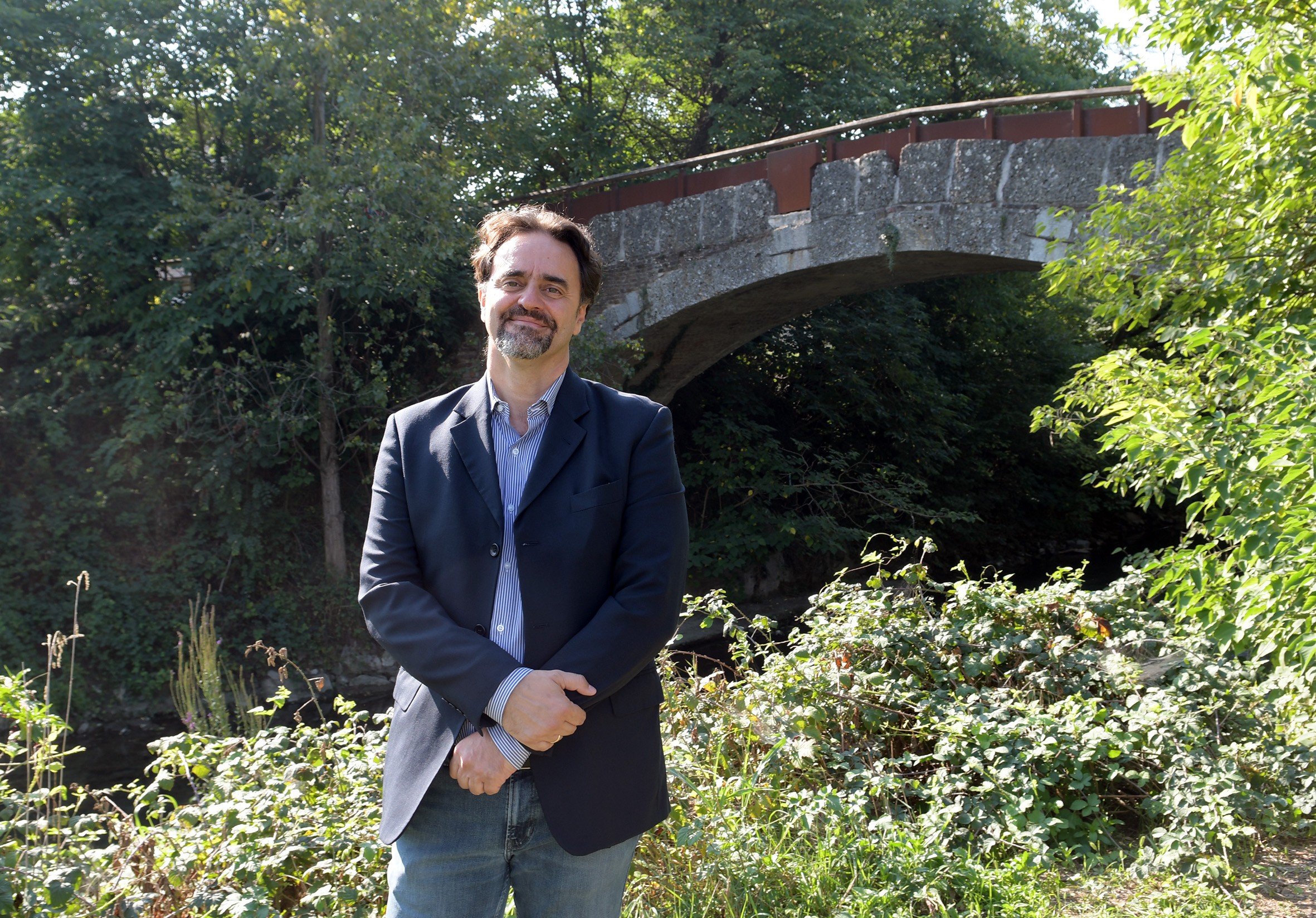 Il sindaco Giulio Guala al ponte vecchio di Balbiano (Canali)