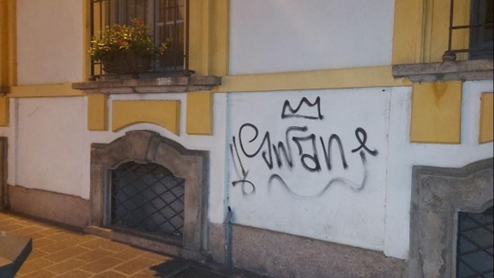 LODI Il centro deturpato dai graffiti LODI Il centro deturpato dai graffiti