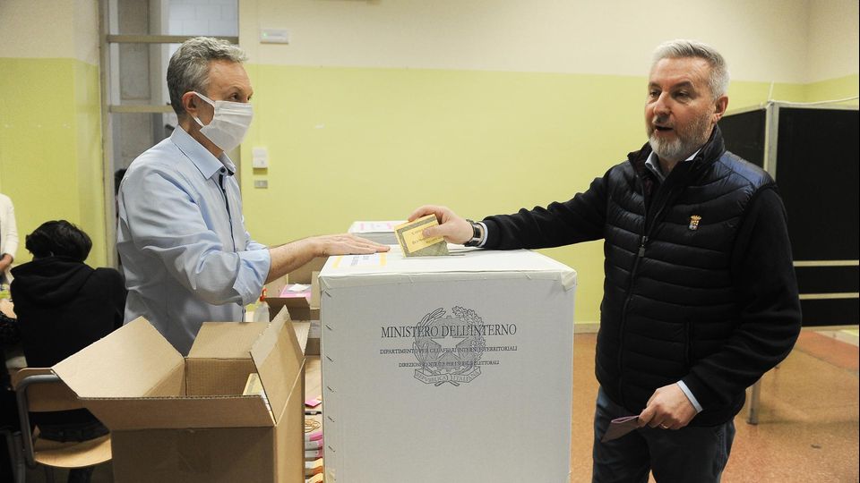 VIDEO - Italia al voto/Affluenza alle ore 12: Italia 19,21 per cento, Lombardia 22,4 per cento, Provincia di Lodi 22,80 per cento, Provincia di Milano 21,45 per cento VIDEO - Italia al voto/Affluenza alle ore 12: Italia 19,21 per cento, Lombardia 22,4 per cento, Provincia di Lodi 22,80 per cento, Provincia di Milano 21,45 per cento