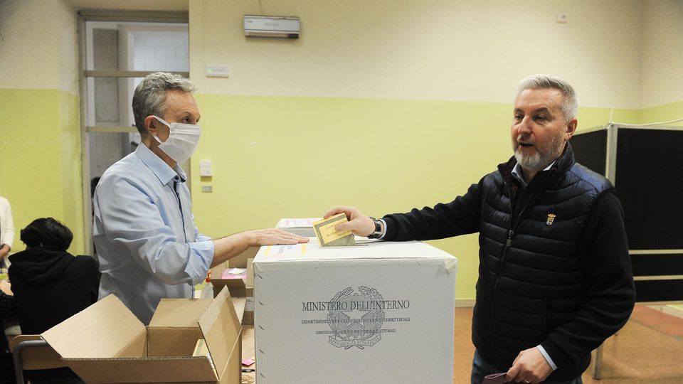 LO SCRUTINIO - Guerini rieletto onorevole, Raimondo e De Corato di Fdi e Centinaio della Lega vincono all’uninominale per Camera e Senato LO SCRUTINIO - Guerini rieletto onorevole, Raimondo e De Corato di Fdi e Centinaio della Lega vincono all’uninominale per Camera e Senato