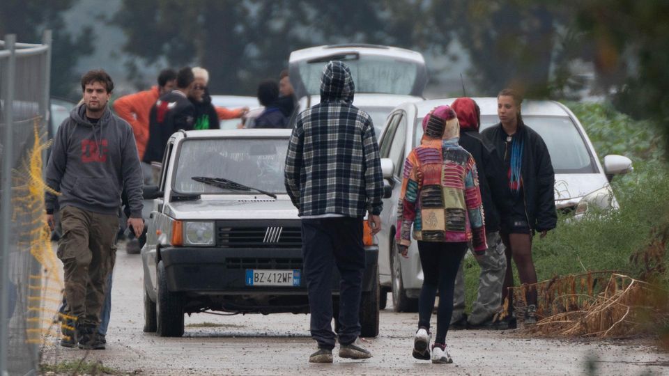 SOMAGLIA Terminato il maxy rave party illegale all’ex conceria Palladio. Confermati almeno 500 partecipanti SOMAGLIA Terminato il maxy rave party illegale all’ex conceria Palladio. Confermati almeno 500 partecipanti