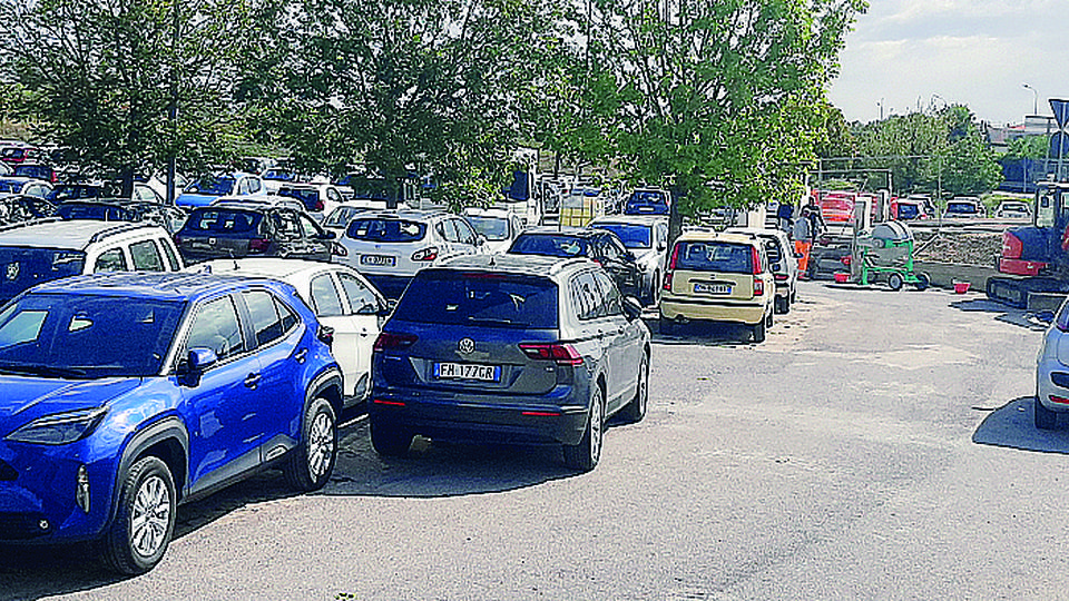 Lodi, lavori “senza fine” al parcheggio di via Massena in zona ospedale Lodi, lavori “senza fine” al parcheggio di via Massena in zona ospedale