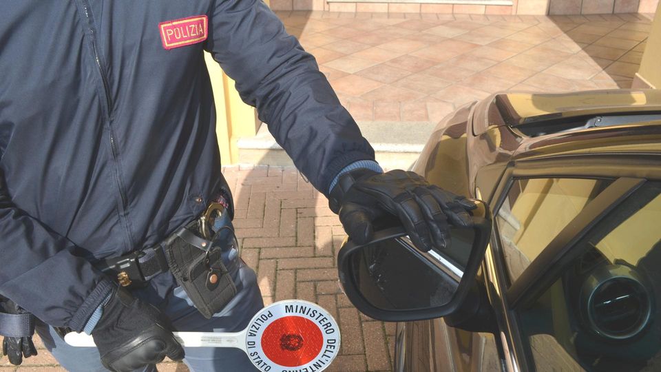 PAULLO Raggiro dello specchietto, la vittima fotografa il truffatore PAULLO Raggiro dello specchietto, la vittima fotografa il truffatore