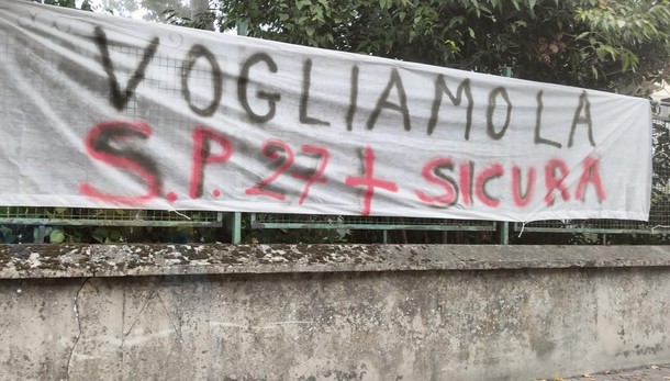 CASTELNUOVO Il paese della Bassa si risveglia tappezzato di striscioni di protesta: «No Tir», «Basta puzze»
