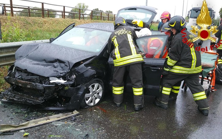 SAN ROCCO Ennesimo scontro alla curva della via Emilia, un 24enne in ospedale con l’elicottero