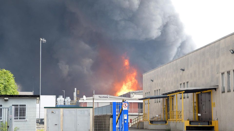 SAN GIULIANO Incendio in una ditta chimica di Sesto Ulteriano, fiamme ed esplosioni a ripetizione. Tre feriti, uno in gravi condizioni. Il rogo partito da un’azienda vicina FOTO E VIDEO SAN GIULIANO Incendio in una ditta chimica di Sesto Ulteriano, fiamme ed esplosioni a ripetizione. Tre feriti, uno in gravi condizioni. Il rogo partito da un’azienda vicina FOTO E VIDEO