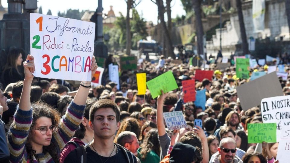 AMBIENTE «È giusto se i giovani si infuriano per il mondo che gli lasciamo» AMBIENTE «È giusto se i giovani si infuriano per il mondo che gli lasciamo»
