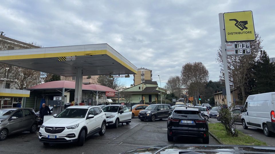 CARO CARBURANTI Protesta dei benzinai, auto in coda a Lodi prima dello sciopero per non restare “a secco” CARO CARBURANTI Protesta dei benzinai, auto in coda a Lodi prima dello sciopero per non restare “a secco”