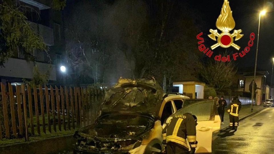 IL CASO Due auto a gasolio vanno a fuoco nel giro di poche ore IL CASO Due auto a gasolio vanno a fuoco nel giro di poche ore