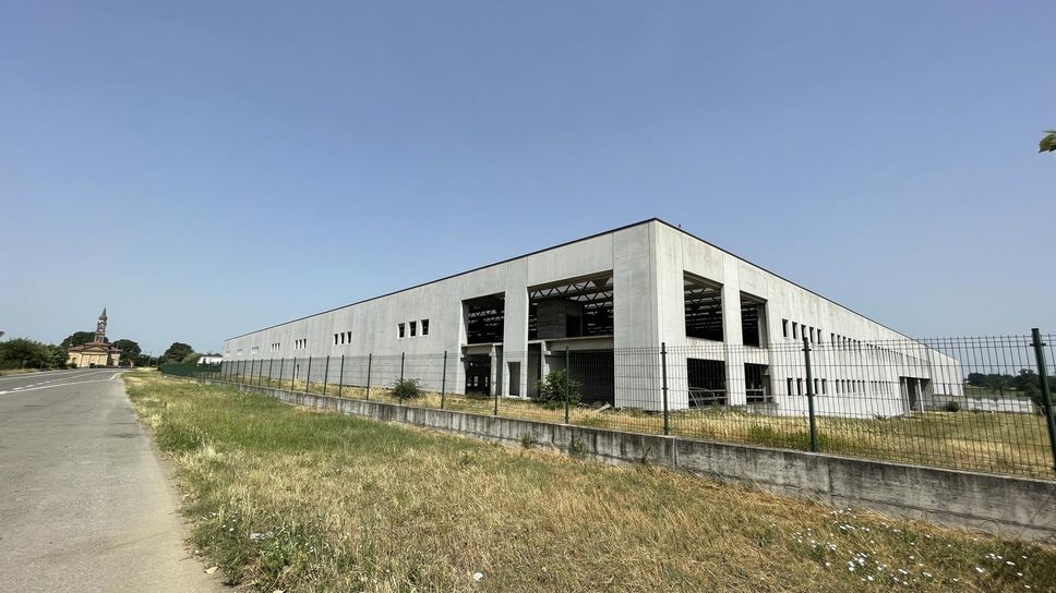 Il capannone di proprietà della Mesole a Meleti Il capannone di proprietà della Mesole a Meleti