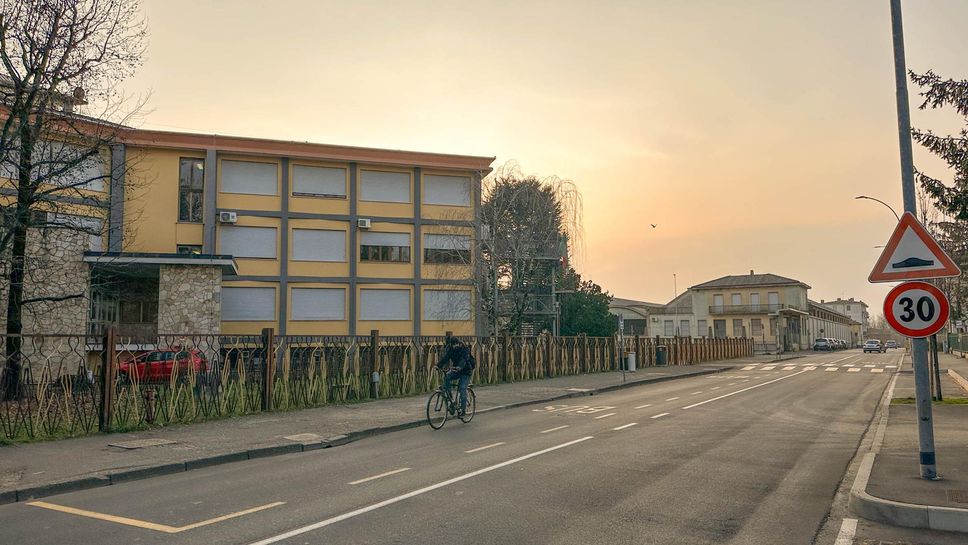 Via Cadorna con l’Istituto Cesaris su cui gravitano 1.300 studenti e gli spazi dismessi dell’ex Consorzio (Tommasini) Via Cadorna con l’Istituto Cesaris su cui gravitano 1.300 studenti e gli spazi dismessi dell’ex Consorzio (Tommasini)