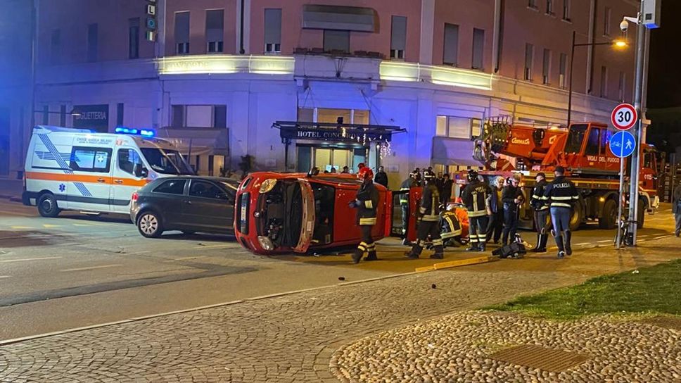 L’incidente davanti alla stazione ferroviaria L’incidente davanti alla stazione ferroviaria