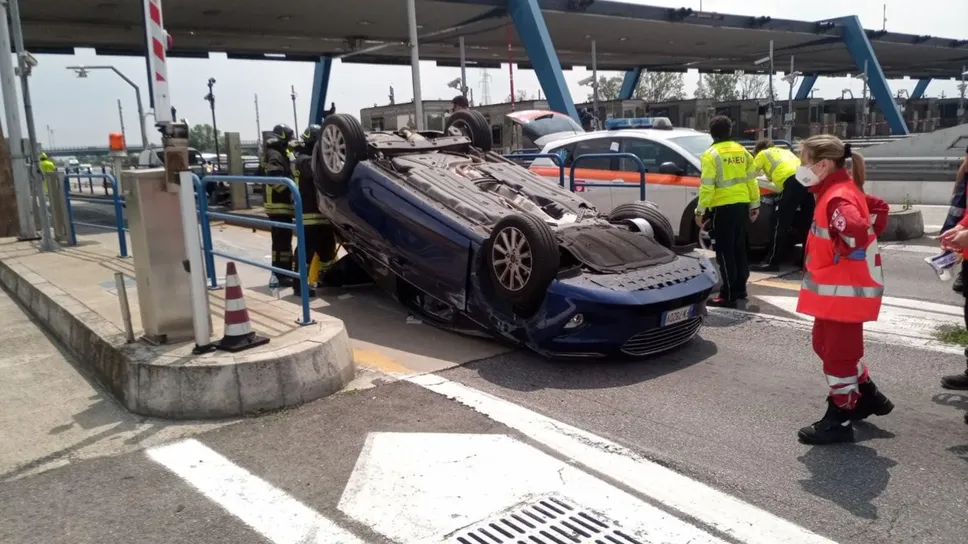 schianto-alla-barriera-della1-unauto-si-ribalta-e-scatta-lal_WzpnLYk_v3_large_libera.webp